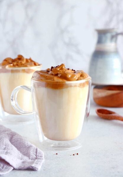 Découvrez la tendance du moment du Whipped Coffee et apprenez à le réaliser vous-même. Avec seulement 3 ingrédients, cette mousse de café que l'on sert par-dessus une tasse de lait ne prend que quelques minutes à préparer, le tout pour un résultat des plus gourmands.