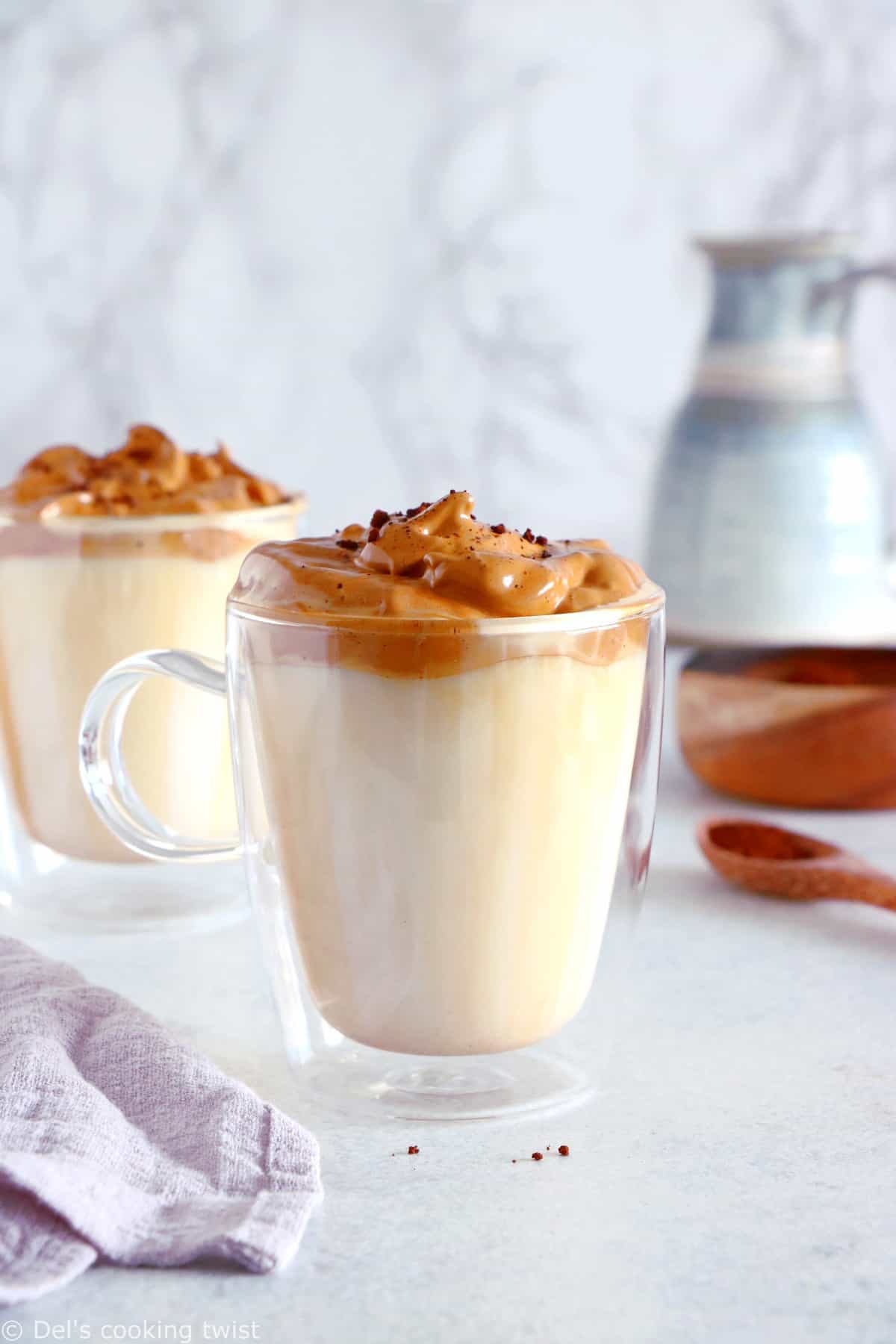 Learn how to prepare homemade whipped coffee from scratch, with a mushroom coffee option. Ready in minutes and prepared with only 3 ingredients, this Dalgona coffee is a must try!