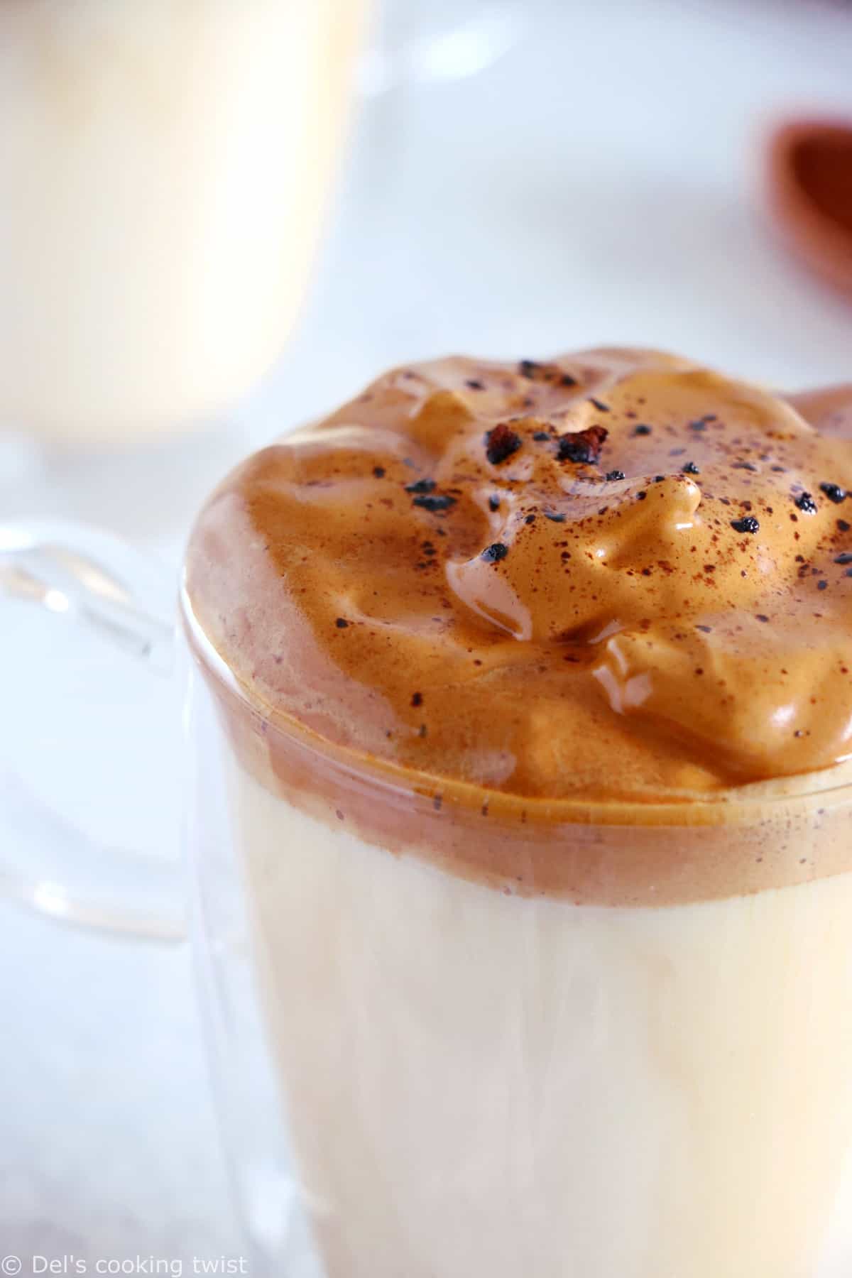 Découvrez la tendance du moment du Whipped Coffee et apprenez à le réaliser vous-même. Avec seulement 3 ingrédients, cette mousse de café que l'on sert par-dessus une tasse de lait ne prend que quelques minutes à préparer, le tout pour un résultat des plus gourmands.