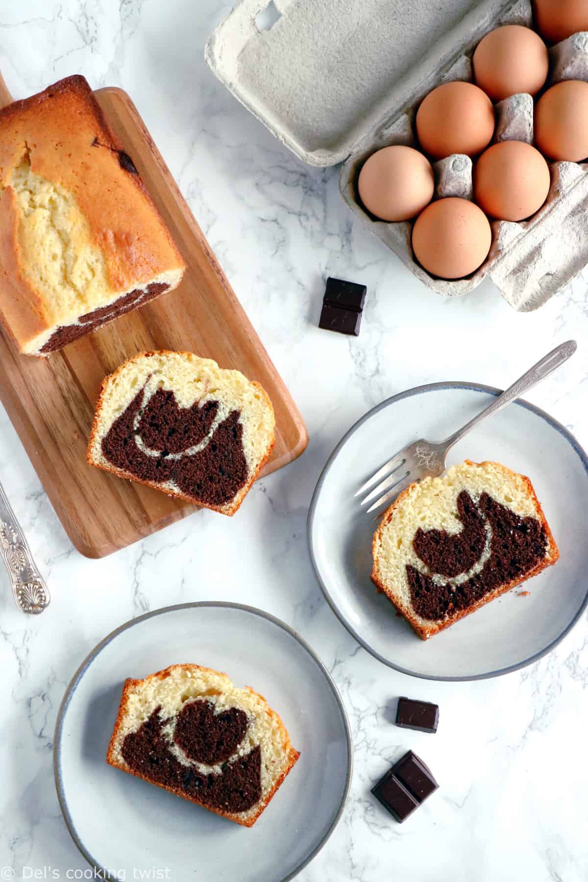 Le marbré au chocolat et au yaourt est devenu un incontournable chez moi. Ultra facile à réaliser, léger et moelleux à la fois, ce cake marbré régale petits et grands aussi bien au goûter qu'au petit déjeuner.