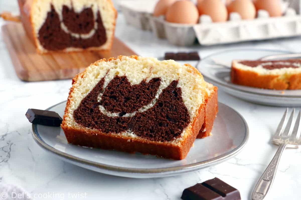 Le marbré au chocolat et au yaourt est devenu un incontournable chez moi. Ultra facile à réaliser, léger et moelleux à la fois, ce cake marbré régale petits et grands aussi bien au goûter qu'au petit déjeuner.