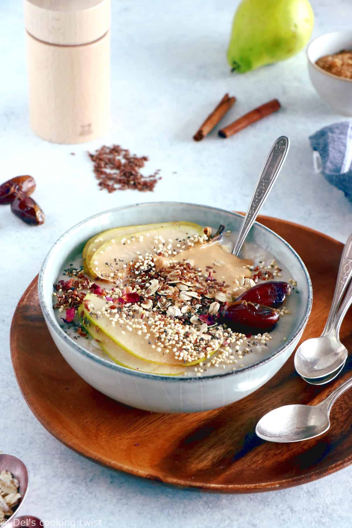 Pour faire le plein de vitalité dès le matin, commencez par vous préparer ce porridge aux fruits, purée de noix de cajou et graines de lin. Un petit déjeuner sain, énergétique, gourmand et prêt en 5 minutes.