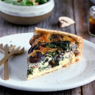 Spinach and mushroom quiche is the ideal family-friendly recipe for busy days or to enjoy in the weekend for a cozy brunch.