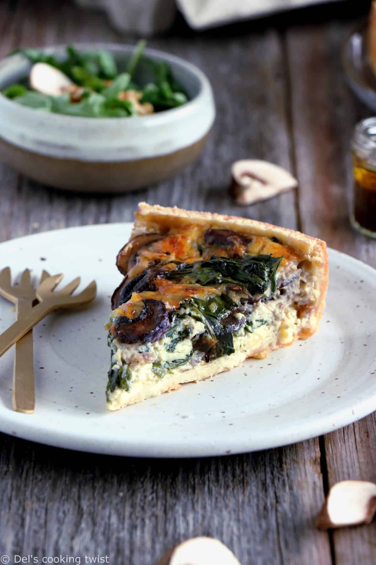 Cette quiche crémeuse aux épinards et champignons est un classique dont on ne se lasse pas. C'est un plat familial et convivial réalisé avec une pâte brisée maison et une garniture crémeuse à souhait dans laquelle s'entremêlent épinards et champignons à l'ail. 