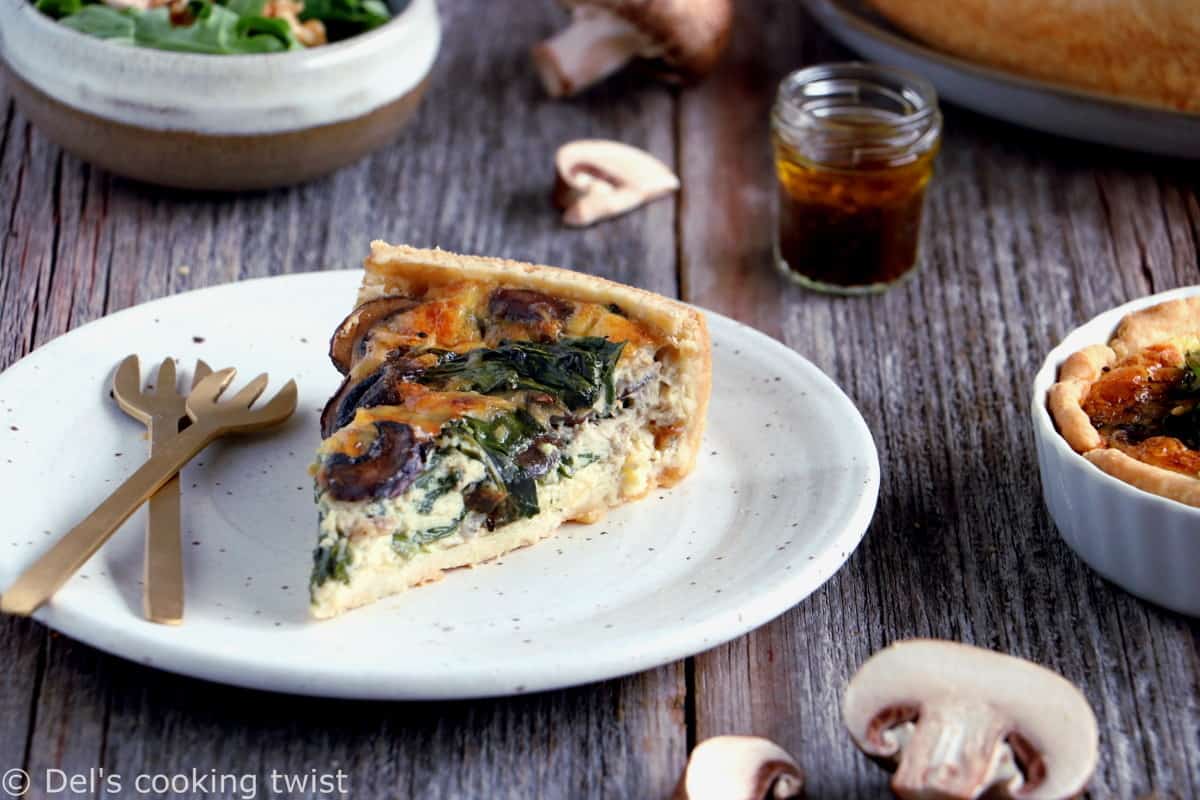 Cette quiche crémeuse aux épinards et champignons est un classique dont on ne se lasse pas. C'est un plat familial et convivial réalisé avec une pâte brisée maison et une garniture crémeuse à souhait dans laquelle s'entremêlent épinards et champignons à l'ail. 