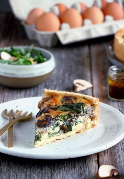 Spinach and mushroom quiche is the ideal family-friendly recipe for busy days or to enjoy in the weekend for a cozy brunch.