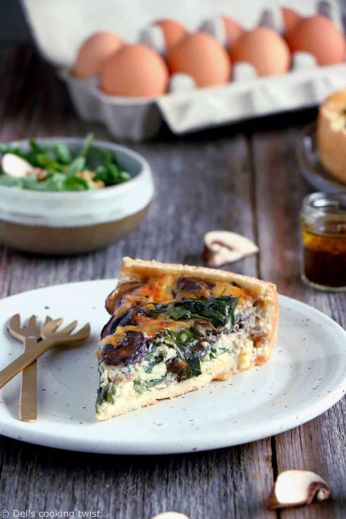 Cette quiche crémeuse aux épinards et champignons est un classique dont on ne se lasse pas. C'est un plat familial et convivial réalisé avec une pâte brisée maison et une garniture crémeuse à souhait dans laquelle s'entremêlent épinards et champignons à l'ail. 