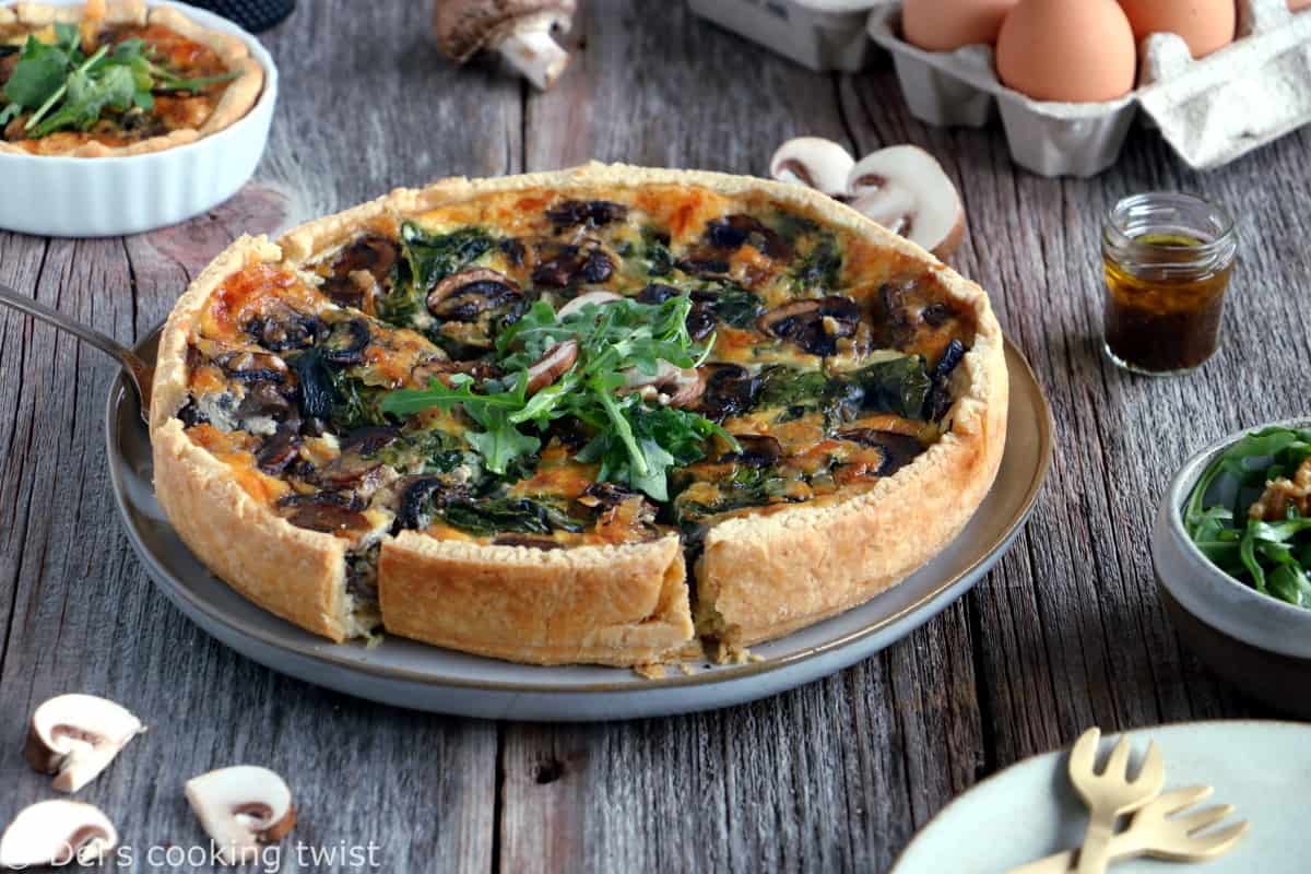 Cette quiche crémeuse aux épinards et champignons est un classique dont on ne se lasse pas. C'est un plat familial et convivial réalisé avec une pâte brisée maison et une garniture crémeuse à souhait dans laquelle s'entremêlent épinards et champignons à l'ail. 