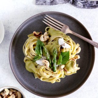 Fancy some fusion cuisine today? Try this Thai green curry asparagus pasta, an elegant yet easy meal that combines the best of Thai food and Italian cuisine, with a fresh spring touch.
