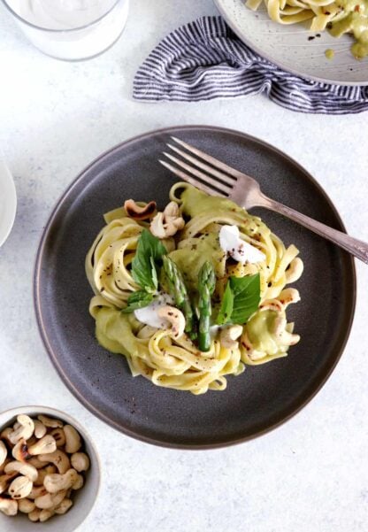 La cuisine fusion s'invite dans notre assiette aujourd'hui avec ce plat de pâtes aux asperges et sauce au curry vert.