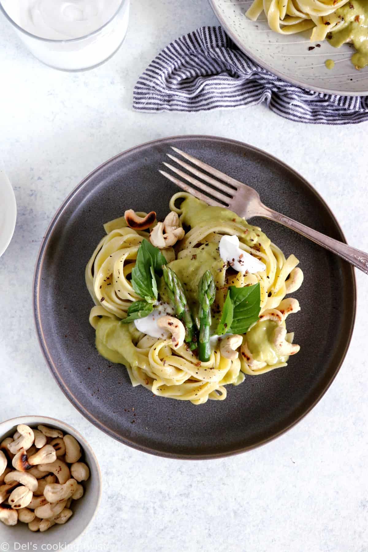 Fancy some fusion cuisine today? Try this Thai green curry asparagus pasta, an elegant yet easy meal that combines the best of Thai food and Italian cuisine, with a fresh spring touch.