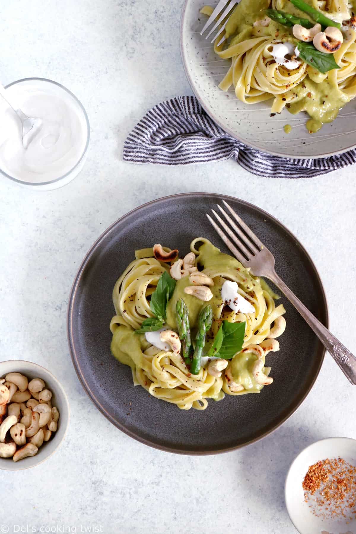 La cuisine fusion s'invite dans notre assiette aujourd'hui avec ce plat de pâtes aux asperges et sauce au curry vert.