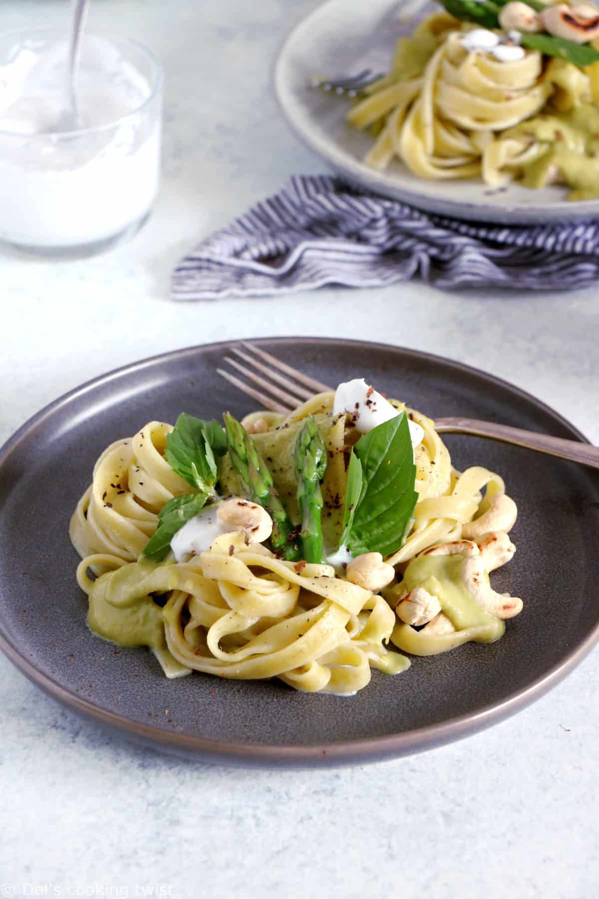 La cuisine fusion s'invite dans notre assiette aujourd'hui avec ce plat de pâtes aux asperges et sauce au curry vert.