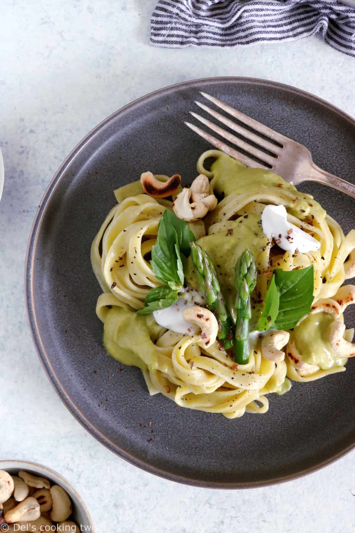 Fancy some fusion cuisine today? Try this Thai green curry asparagus pasta, an elegant yet easy meal that combines the best of Thai food and Italian cuisine, with a fresh spring touch.