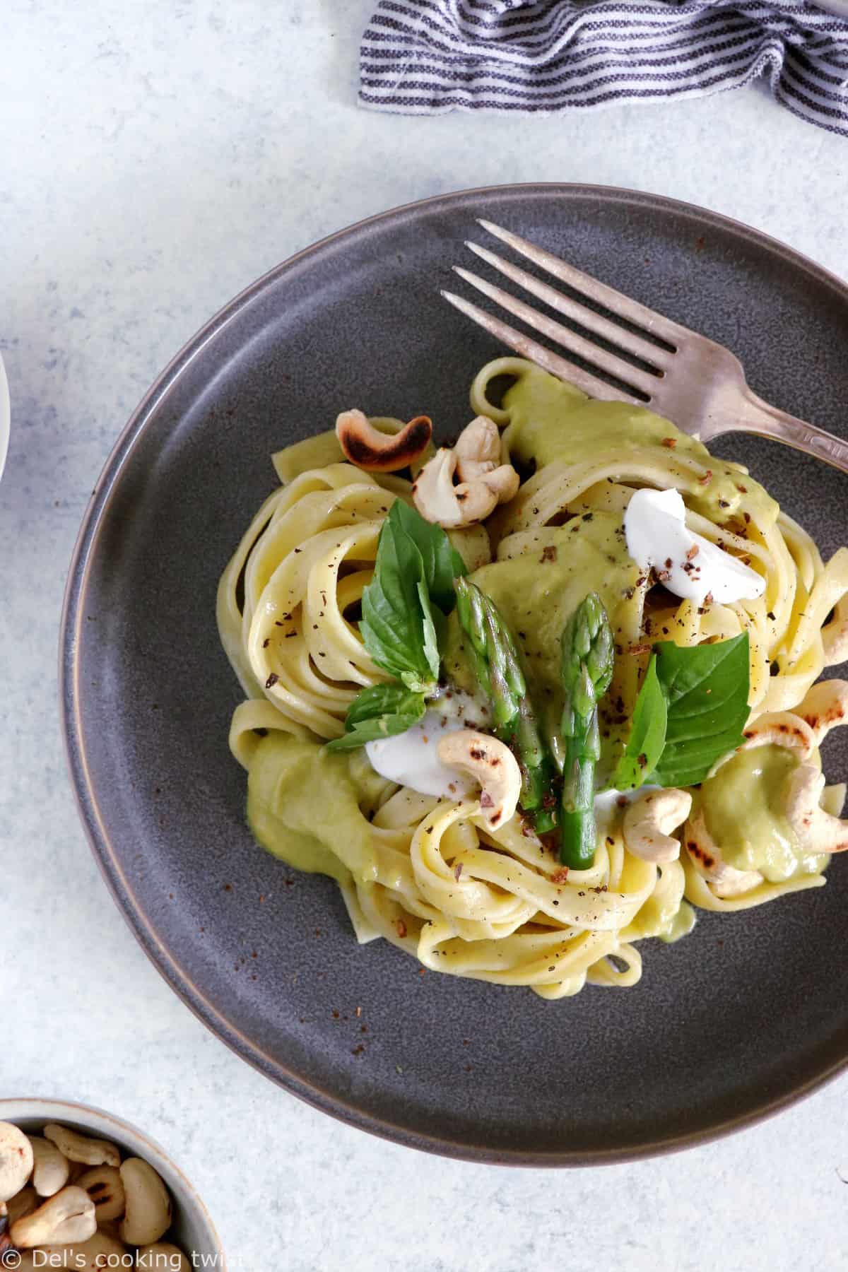 La cuisine fusion s'invite dans notre assiette aujourd'hui avec ce plat de pâtes aux asperges et sauce au curry vert.