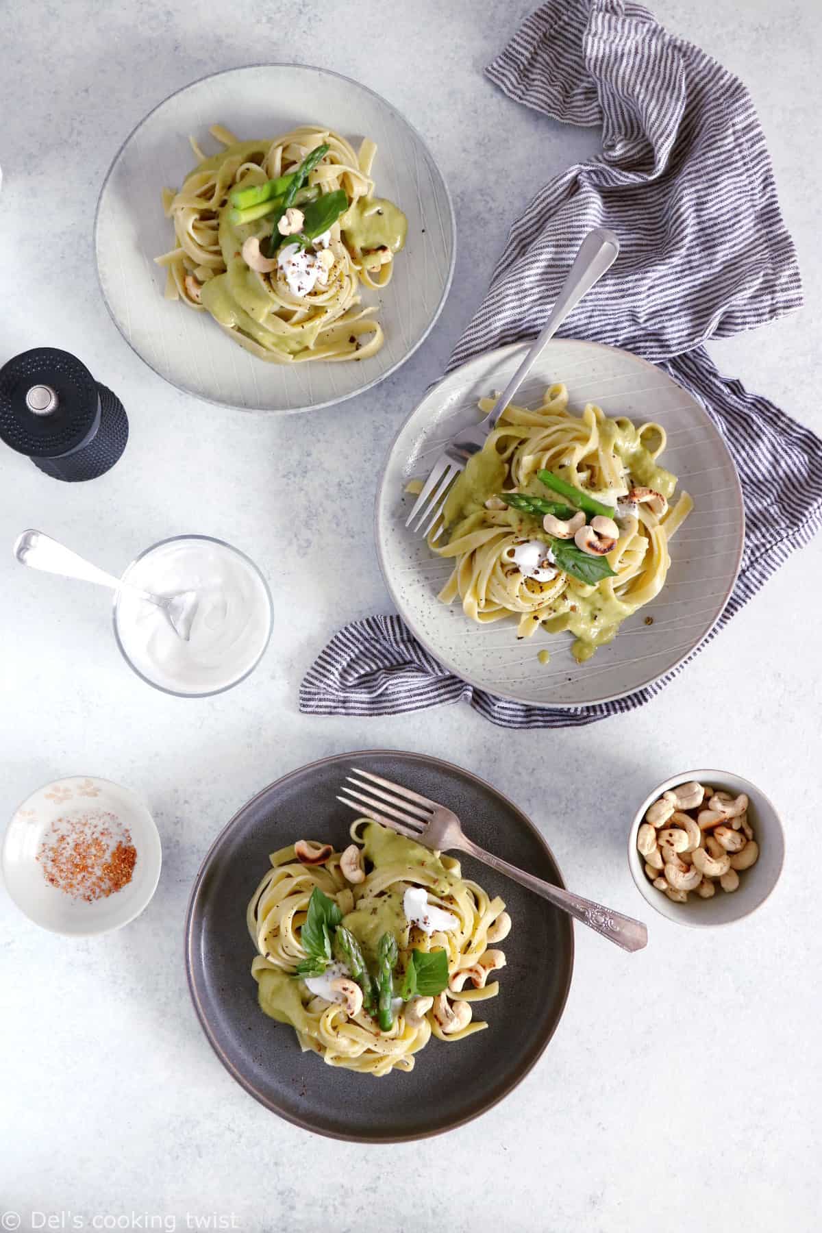 La cuisine fusion s'invite dans notre assiette aujourd'hui avec ce plat de pâtes aux asperges et sauce au curry vert.