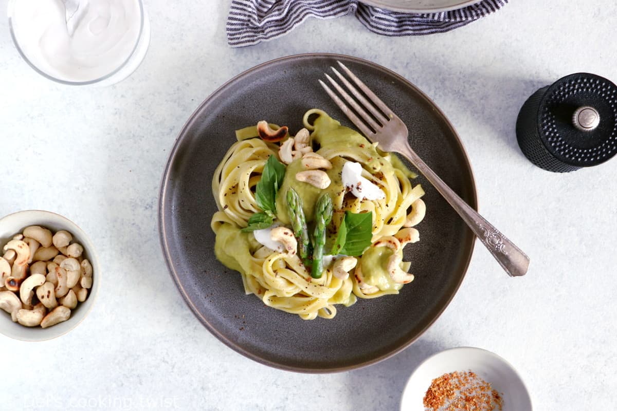 La cuisine fusion s'invite dans notre assiette aujourd'hui avec ce plat de pâtes aux asperges et sauce au curry vert.