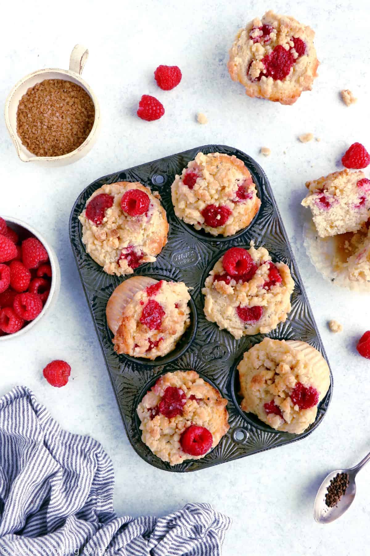 Ces muffins framboise et cardamome avec crumble sont la petite douceur qu'il vous fallait pour un goûter gourmand.