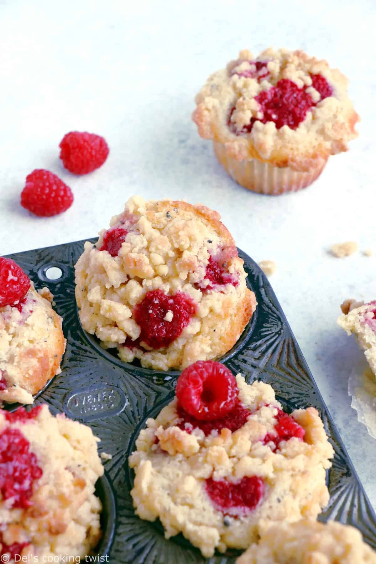 Ces muffins framboise et cardamome avec crumble sont la petite douceur qu'il vous fallait pour un goûter gourmand.