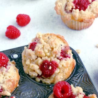 Ces muffins framboise et cardamome avec crumble sont la petite douceur qu'il vous fallait pour un goûter gourmand.