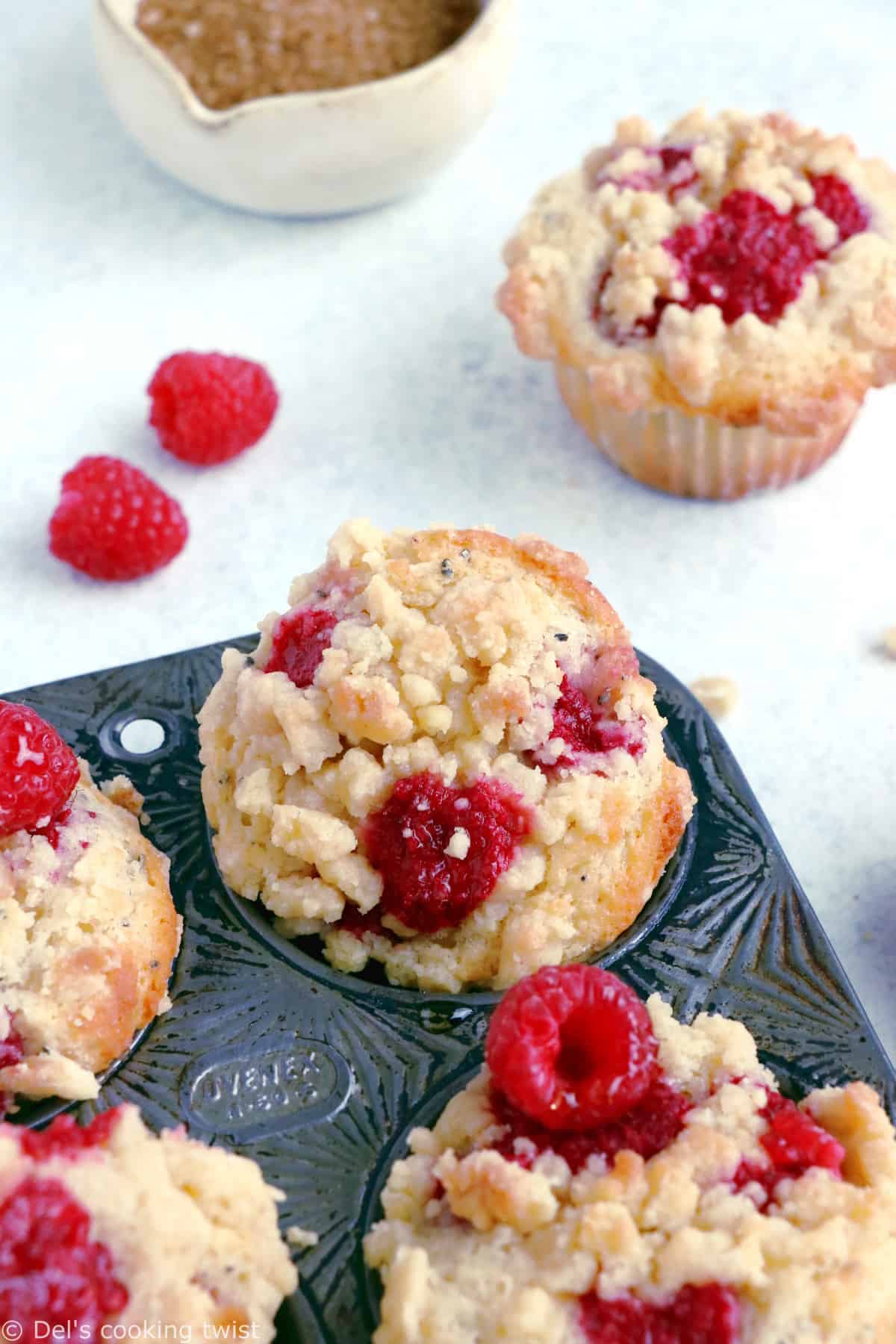 Ces muffins framboise et cardamome avec crumble sont la petite douceur qu'il vous fallait pour un goûter gourmand.