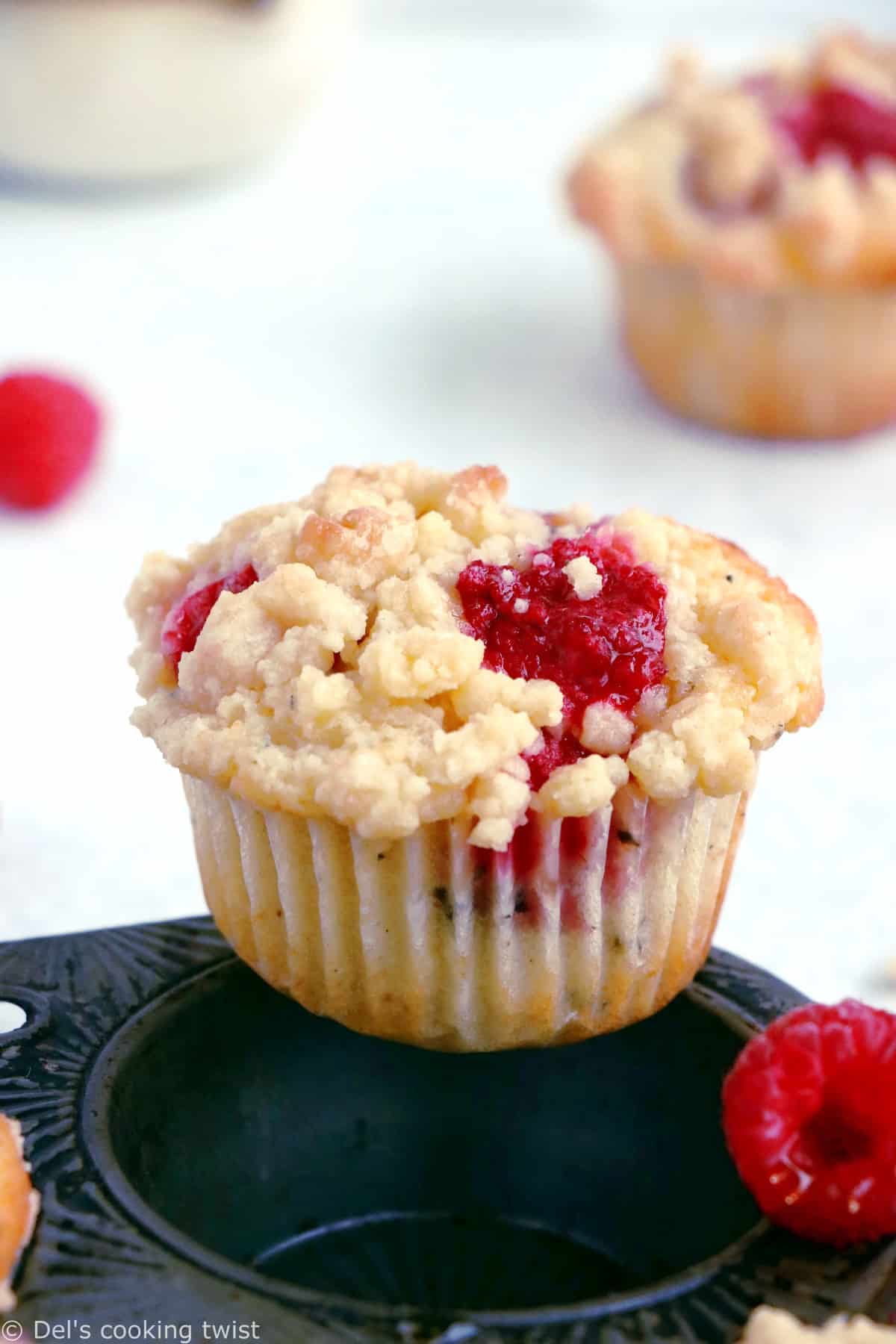 Ces muffins framboise et cardamome avec crumble sont la petite douceur qu'il vous fallait pour un goûter gourmand.