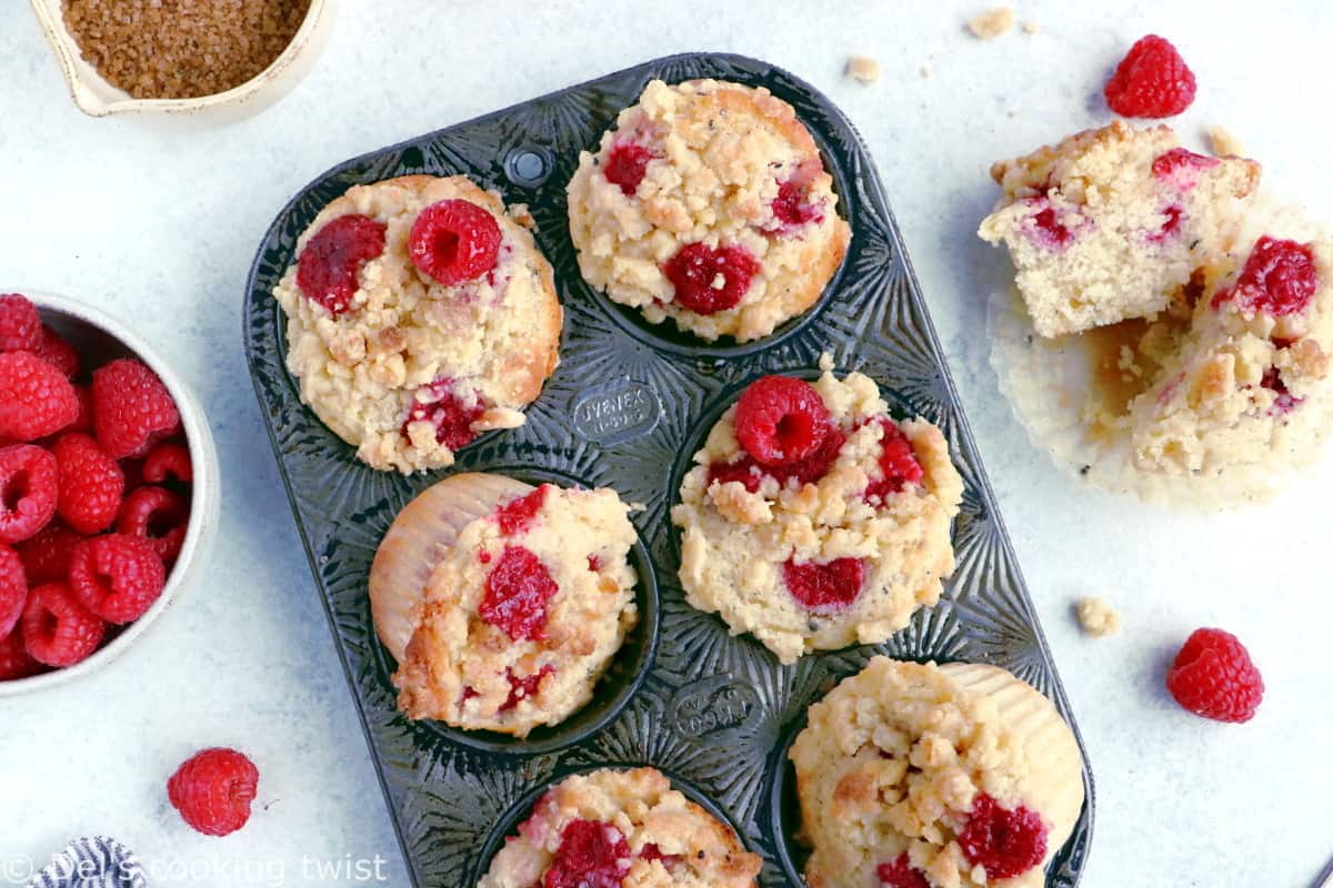 Ces muffins framboise et cardamome avec crumble sont la petite douceur qu'il vous fallait pour un goûter gourmand.