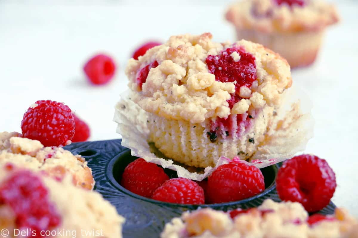 Ces muffins framboise et cardamome avec crumble sont la petite douceur qu'il vous fallait pour un goûter gourmand.