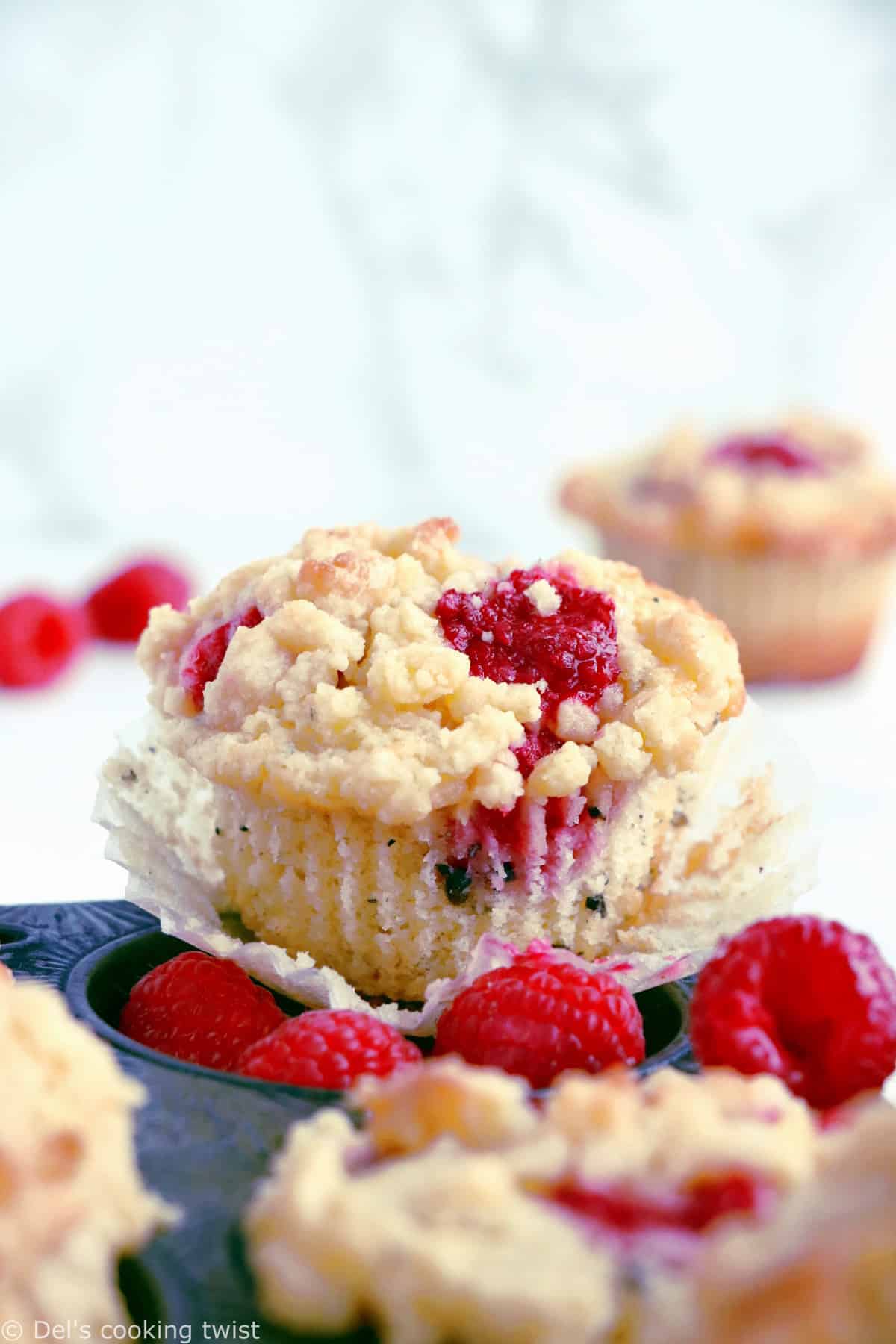 Ces muffins framboise et cardamome avec crumble sont la petite douceur qu'il vous fallait pour un goûter gourmand.