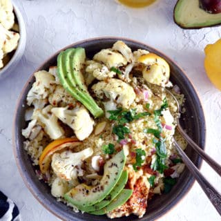 Cette salade de taboulé et chou-fleur rôti au cumin constitue un plat complet, sain et nourrissant. Riche en protéines végétales, on y retrouve des légumes rôtis, du houmous, de l'avocat et quelques herbes pour la touche de fraîcheur.