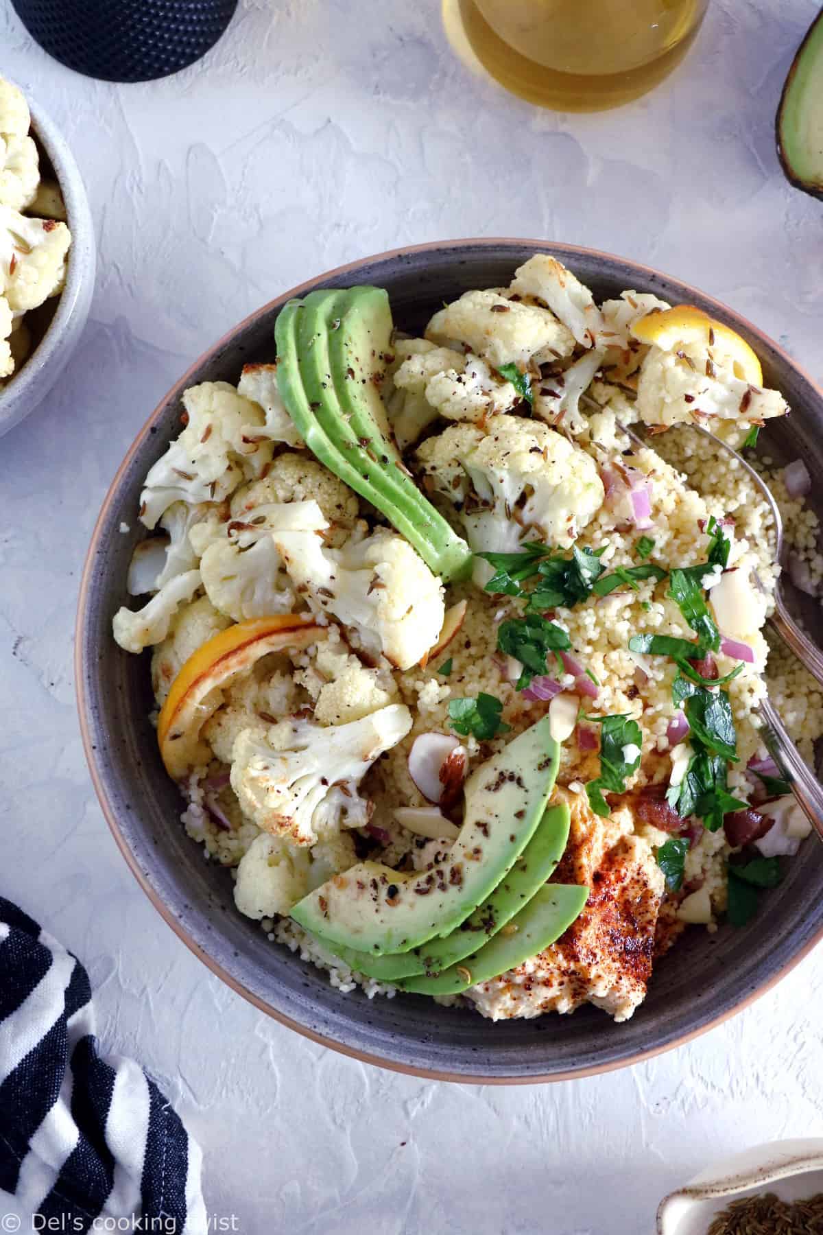 Cette salade de taboulé et chou-fleur rôti au cumin constitue un plat complet, sain et nourrissant. Riche en protéines végétales, on y retrouve des légumes rôtis, du houmous, de l'avocat et quelques herbes pour la touche de fraîcheur.