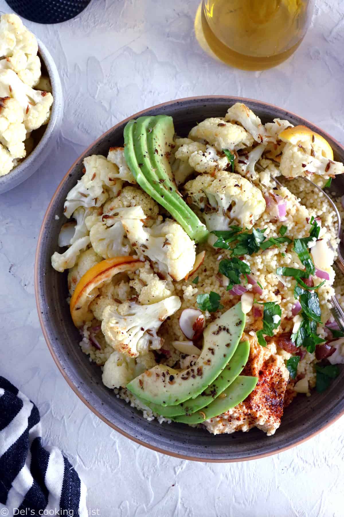 Cette salade de taboulé et chou-fleur rôti au cumin constitue un plat complet, sain et nourrissant. Riche en protéines végétales, on y retrouve des légumes rôtis, du houmous, de l'avocat et quelques herbes pour la touche de fraîcheur.