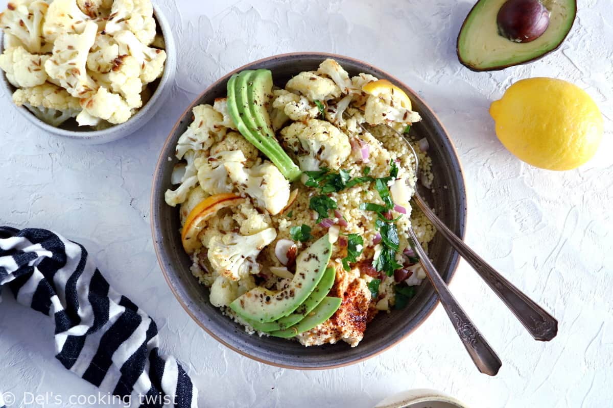 Cette salade de taboulé et chou-fleur rôti au cumin constitue un plat complet, sain et nourrissant. Riche en protéines végétales, on y retrouve des légumes rôtis, du houmous, de l'avocat et quelques herbes pour la touche de fraîcheur.