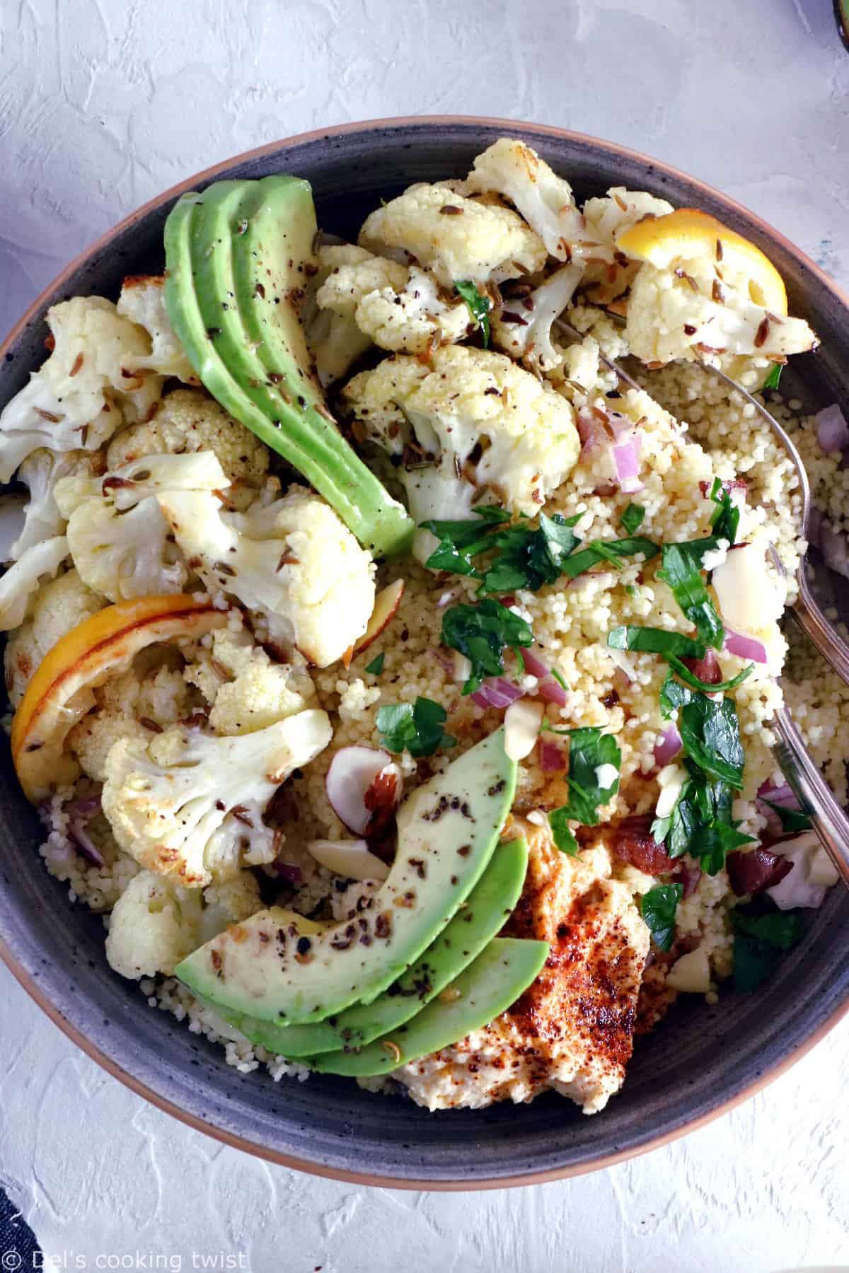 Cette salade de taboulé et chou-fleur rôti au cumin constitue un plat complet, sain et nourrissant. Riche en protéines végétales, on y retrouve des légumes rôtis, du houmous, de l'avocat et quelques herbes pour la touche de fraîcheur.