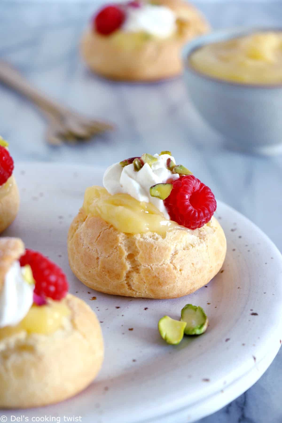 Easy raspberry and lemon curd cream puffs make a delicious fancy sweet dessert with a lovely touch of acidity brought by the homemade lemon curd and the fresh raspberries.