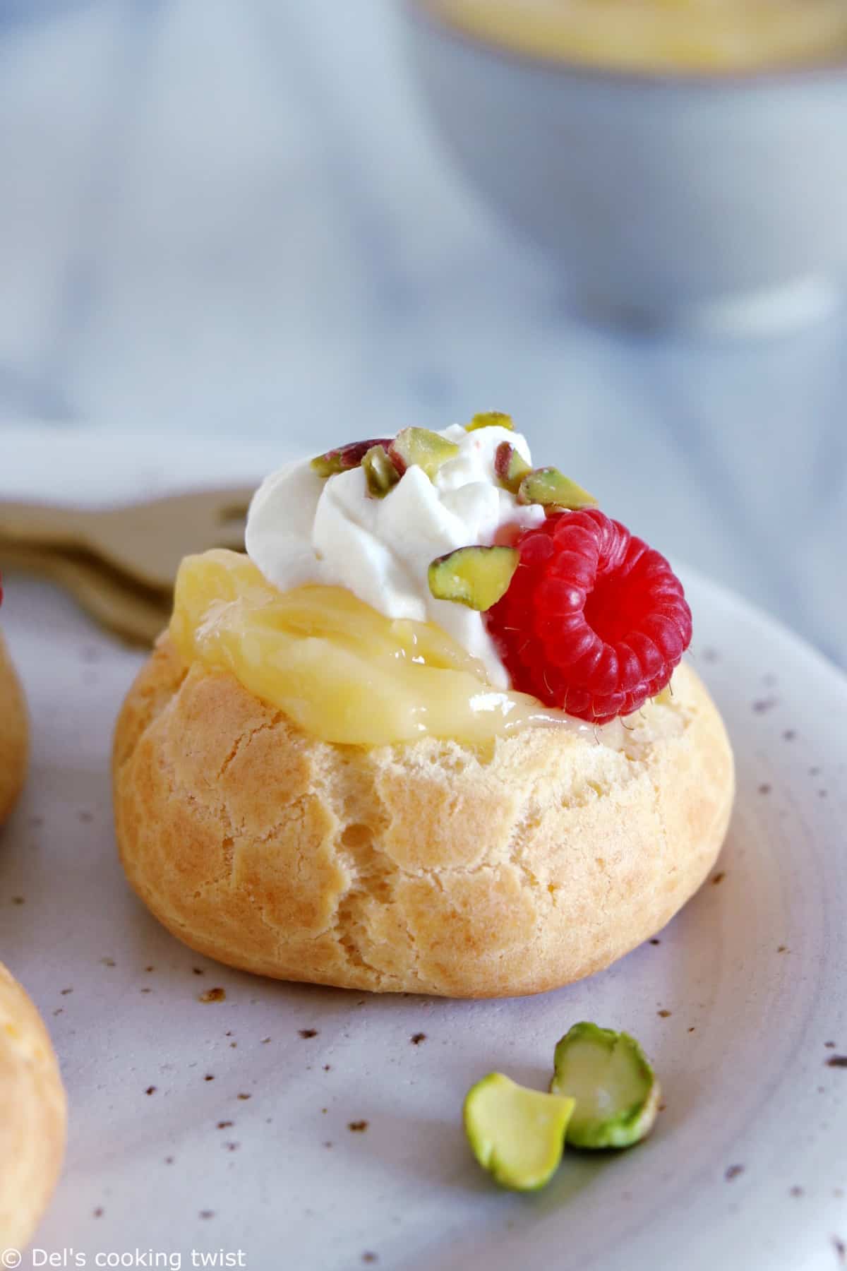 Easy raspberry and lemon curd cream puffs make a delicious fancy sweet dessert with a lovely touch of acidity brought by the homemade lemon curd and the fresh raspberries.