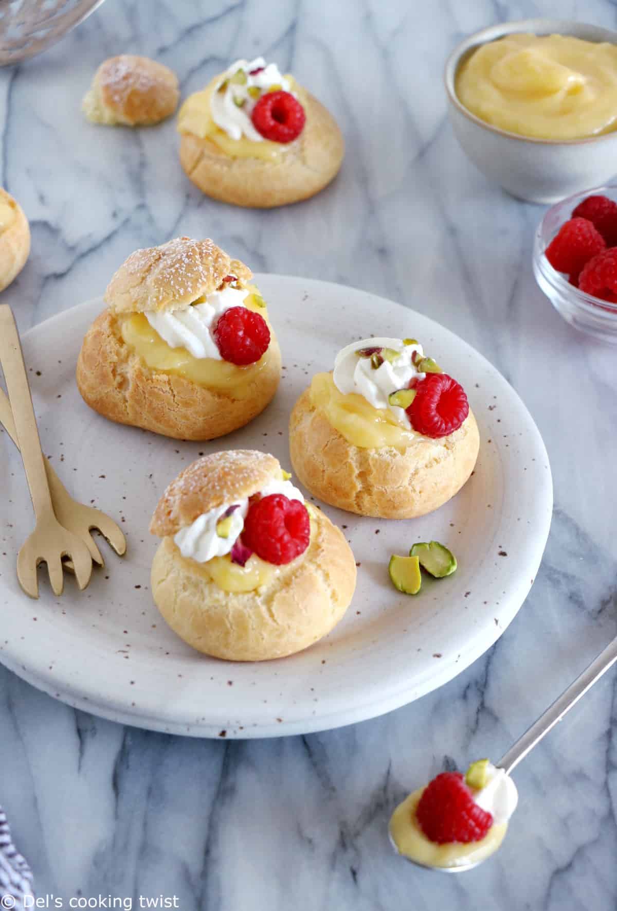 Easy raspberry and lemon curd cream puffs make a delicious fancy sweet dessert with a lovely touch of acidity brought by the homemade lemon curd and the fresh raspberries.