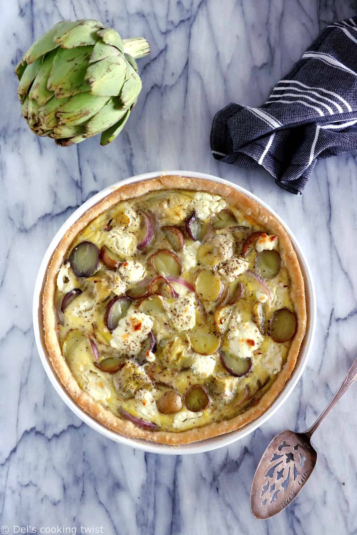 Pour les beaux jours, cette quiche aux artichauts, chèvre et pommes de terre s'invite à notre table. On y retrouve des légumes du jardin, du chèvre frais, le tout sur fond de pâte à l'huile d'olive.