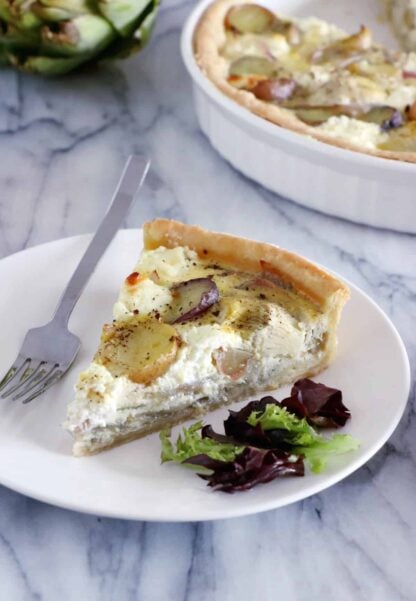 Pour les beaux jours, cette quiche aux artichauts, chèvre et pommes de terre s'invite à notre table. On y retrouve des légumes du jardin, du chèvre frais, le tout sur fond de pâte à l'huile d'olive.