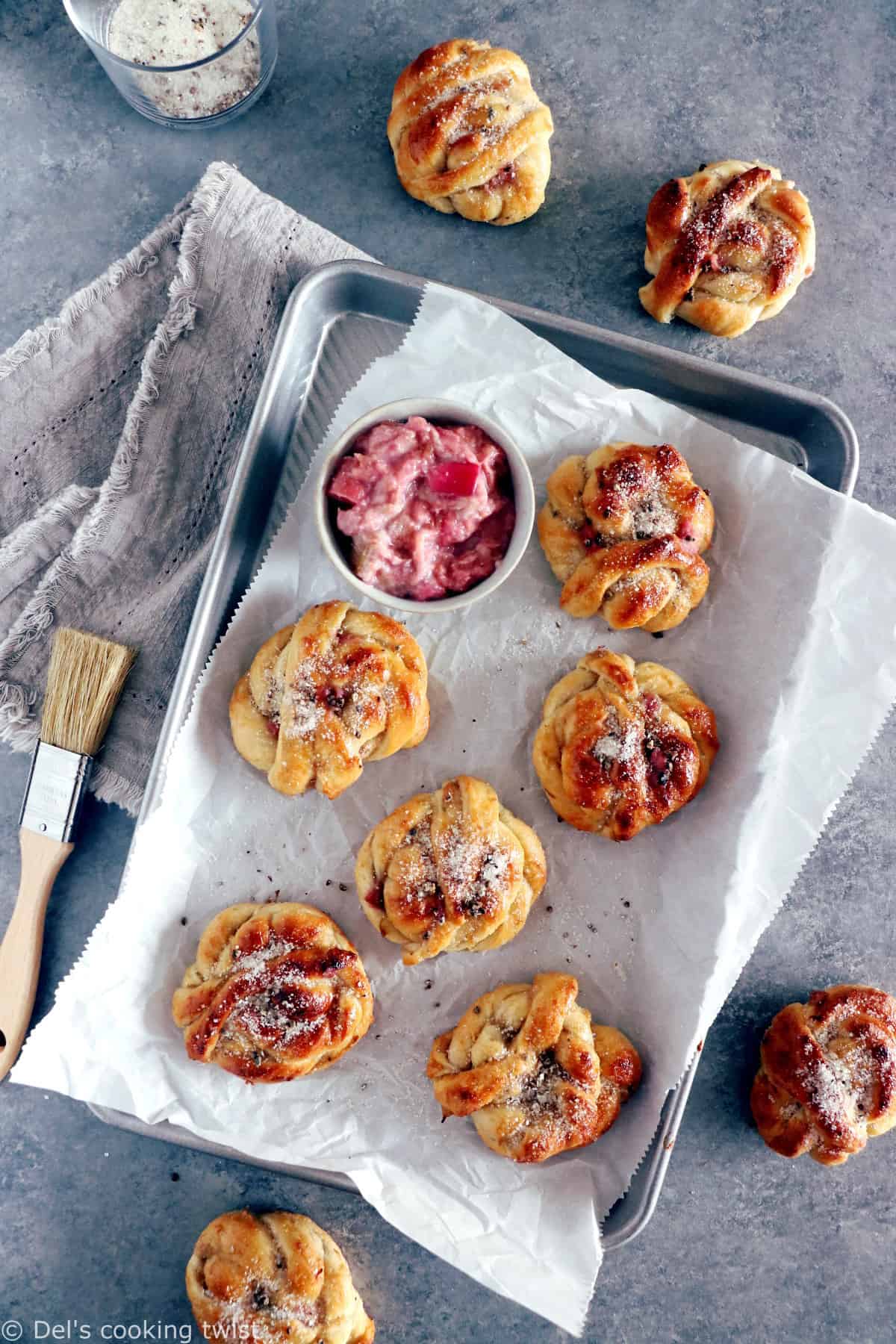 Les petites brioches suédoises rhubarbe et cardamome ne sont qu'une autre version des brioches suédoises à la cannelle (kanelbullar) ou de leur pendant à la cardamome.