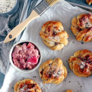 Les petites brioches suédoises rhubarbe et cardamome ne sont qu'une autre version des brioches suédoises à la cannelle (kanelbullar) ou de leur pendant à la cardamome.