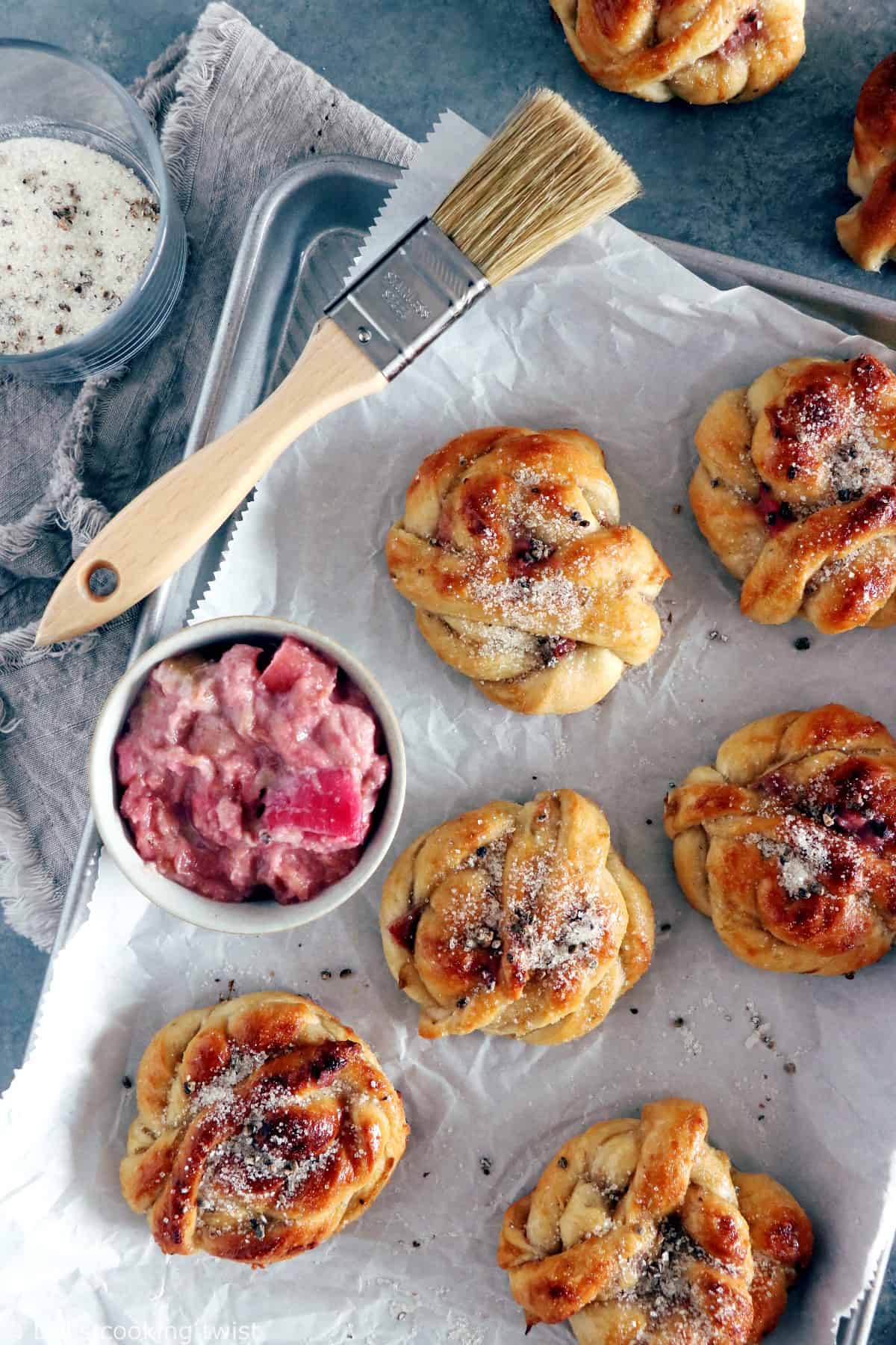 Les petites brioches suédoises rhubarbe et cardamome ne sont qu'une autre version des brioches suédoises à la cannelle (kanelbullar) ou de leur pendant à la cardamome.