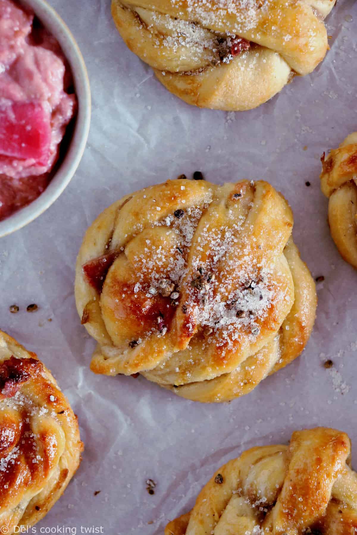 Les petites brioches suédoises rhubarbe et cardamome ne sont qu'une autre version des brioches suédoises à la cannelle (kanelbullar) ou de leur pendant à la cardamome.