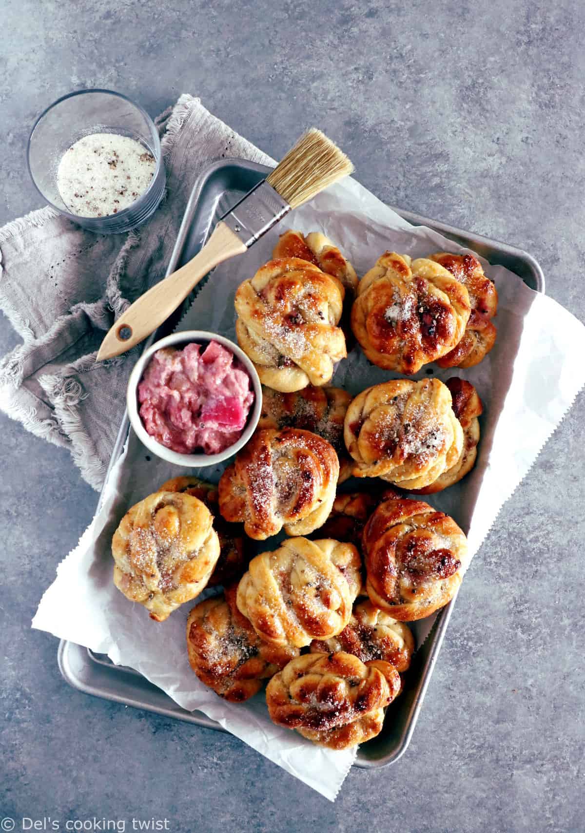 Les petites brioches suédoises rhubarbe et cardamome ne sont qu'une autre version des brioches suédoises à la cannelle (kanelbullar) ou de leur pendant à la cardamome.