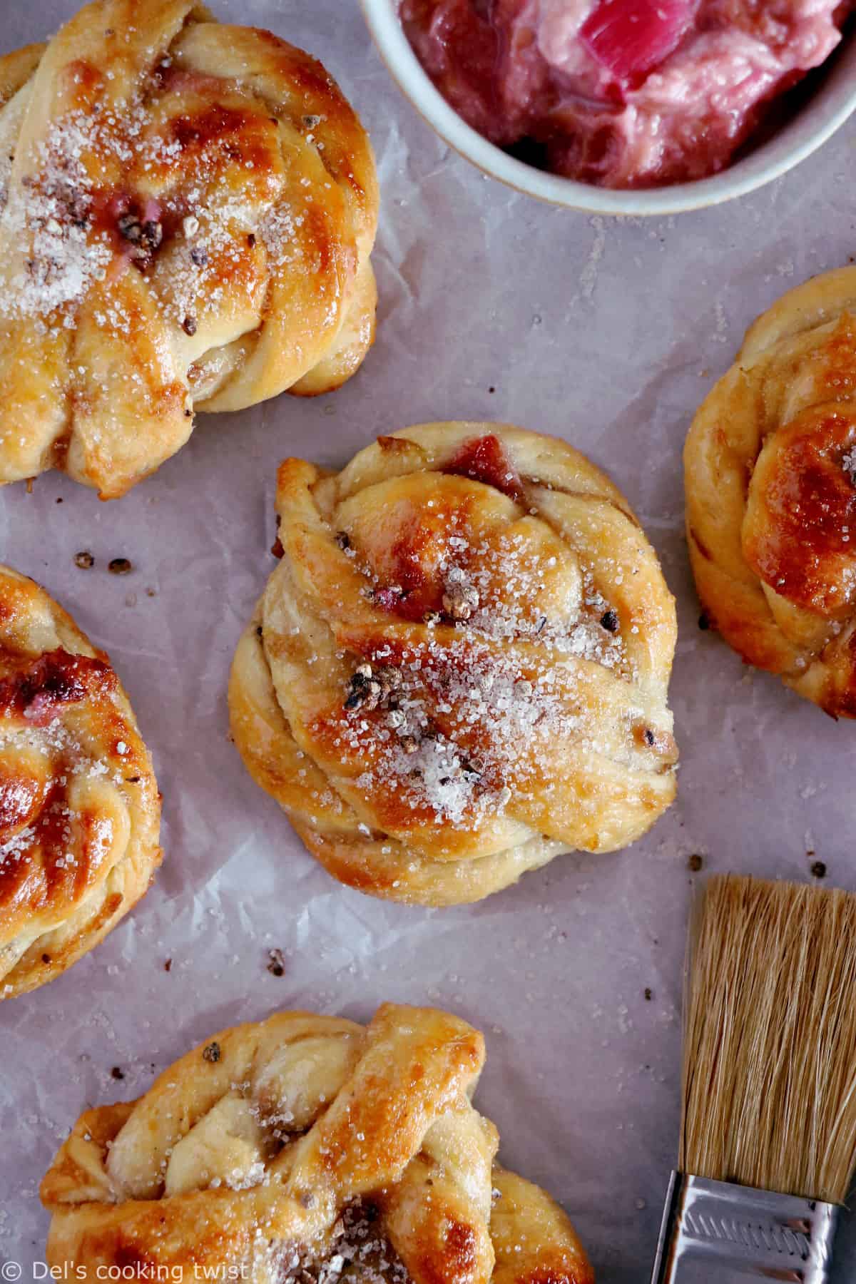 Les petites brioches suédoises rhubarbe et cardamome ne sont qu'une autre version des brioches suédoises à la cannelle (kanelbullar) ou de leur pendant à la cardamome.