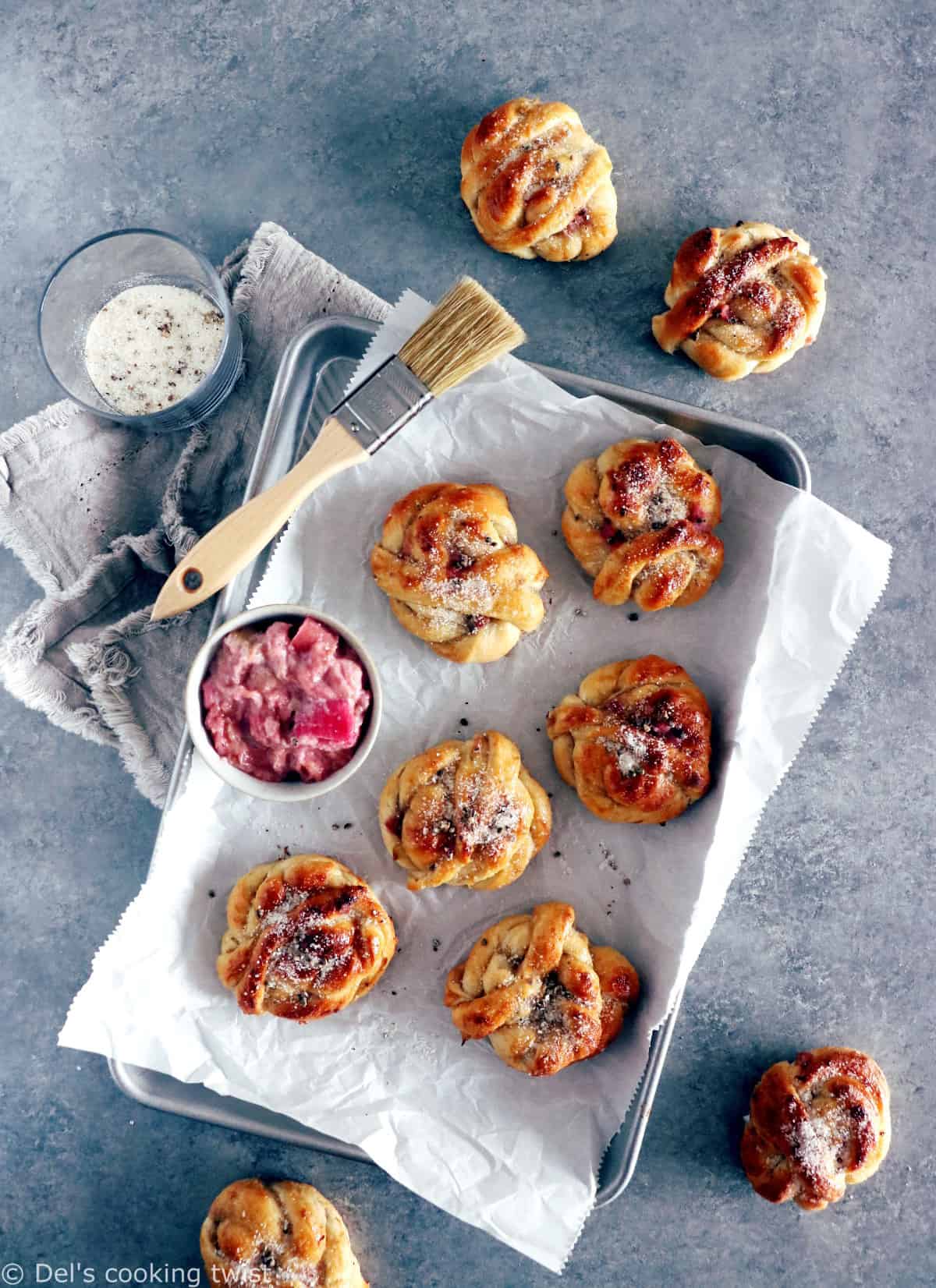 Les petites brioches suédoises rhubarbe et cardamome ne sont qu'une autre version des brioches suédoises à la cannelle (kanelbullar) ou de leur pendant à la cardamome.