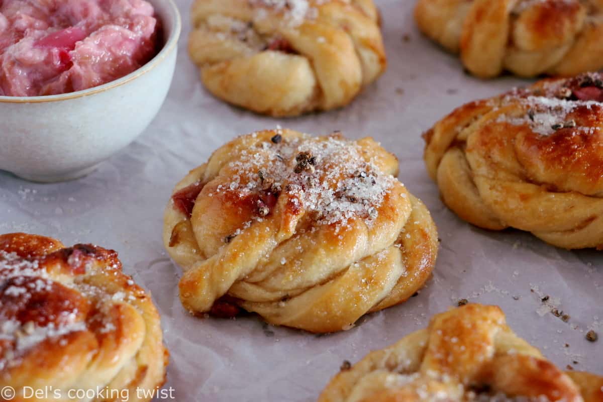 Les petites brioches suédoises rhubarbe et cardamome ne sont qu'une autre version des brioches suédoises à la cannelle (kanelbullar) ou de leur pendant à la cardamome.