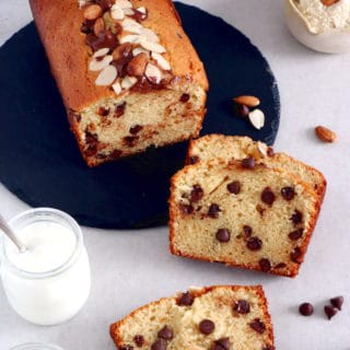 Pour un goûter gourmand à souhait, découvrons ensemble ce gâteau au yaourt, amandes et pépites de chocolat.