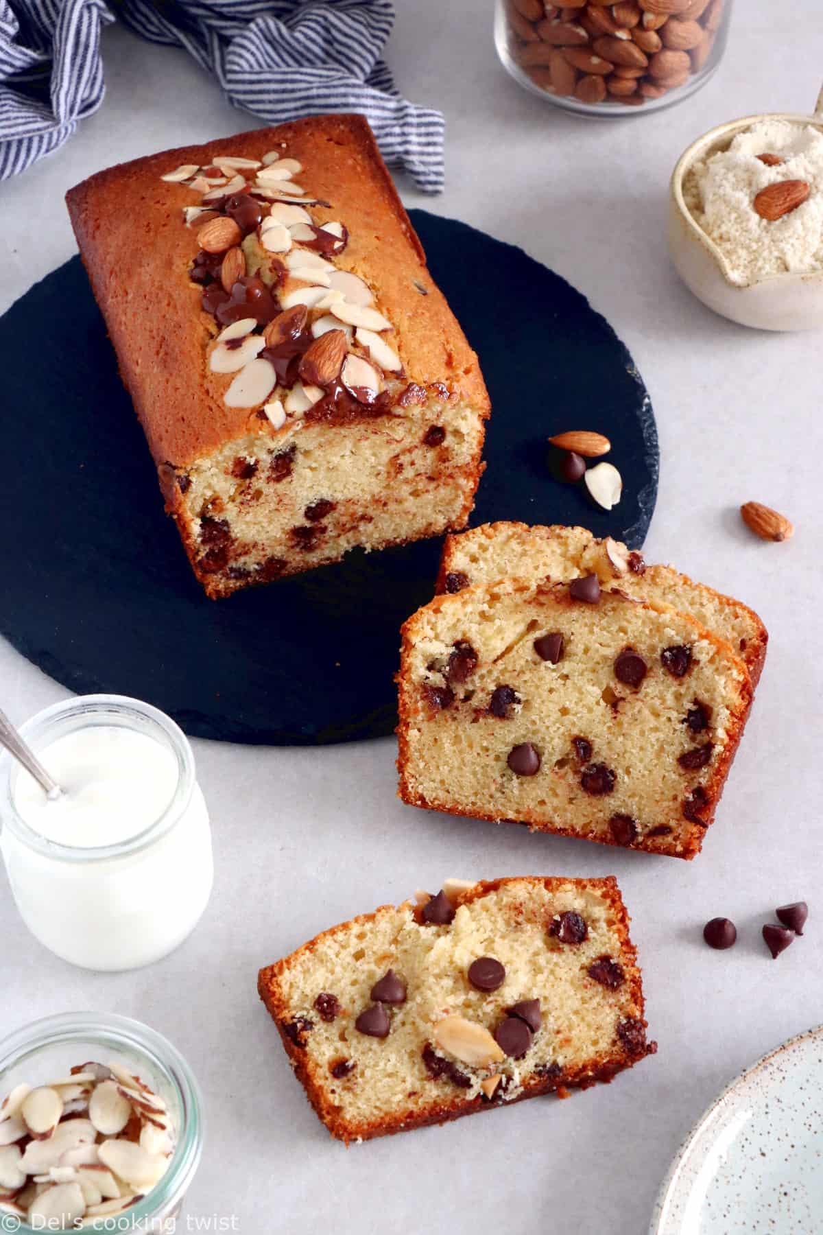 Pour un goûter gourmand à souhait, découvrons ensemble ce gâteau au yaourt, amandes et pépites de chocolat.