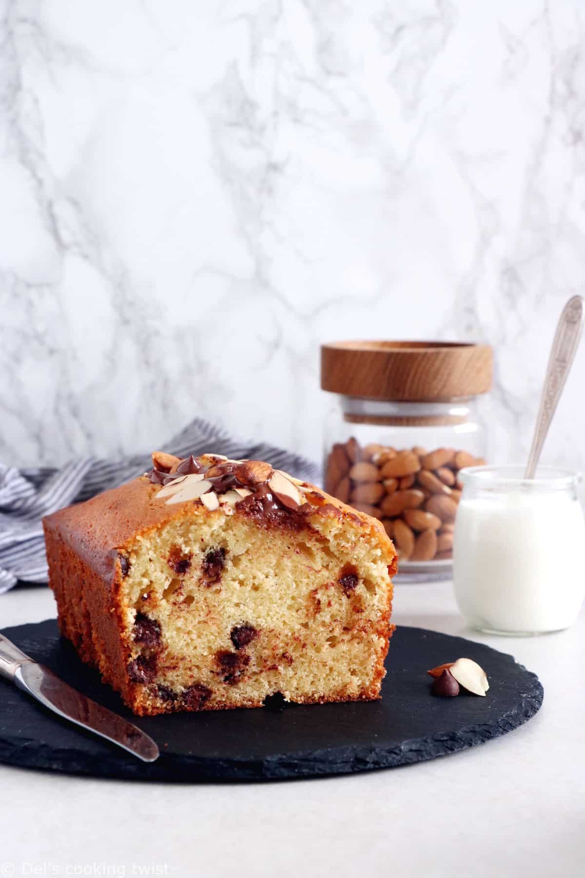 Pour un goûter gourmand à souhait, découvrons ensemble ce gâteau au yaourt, amandes et pépites de chocolat.